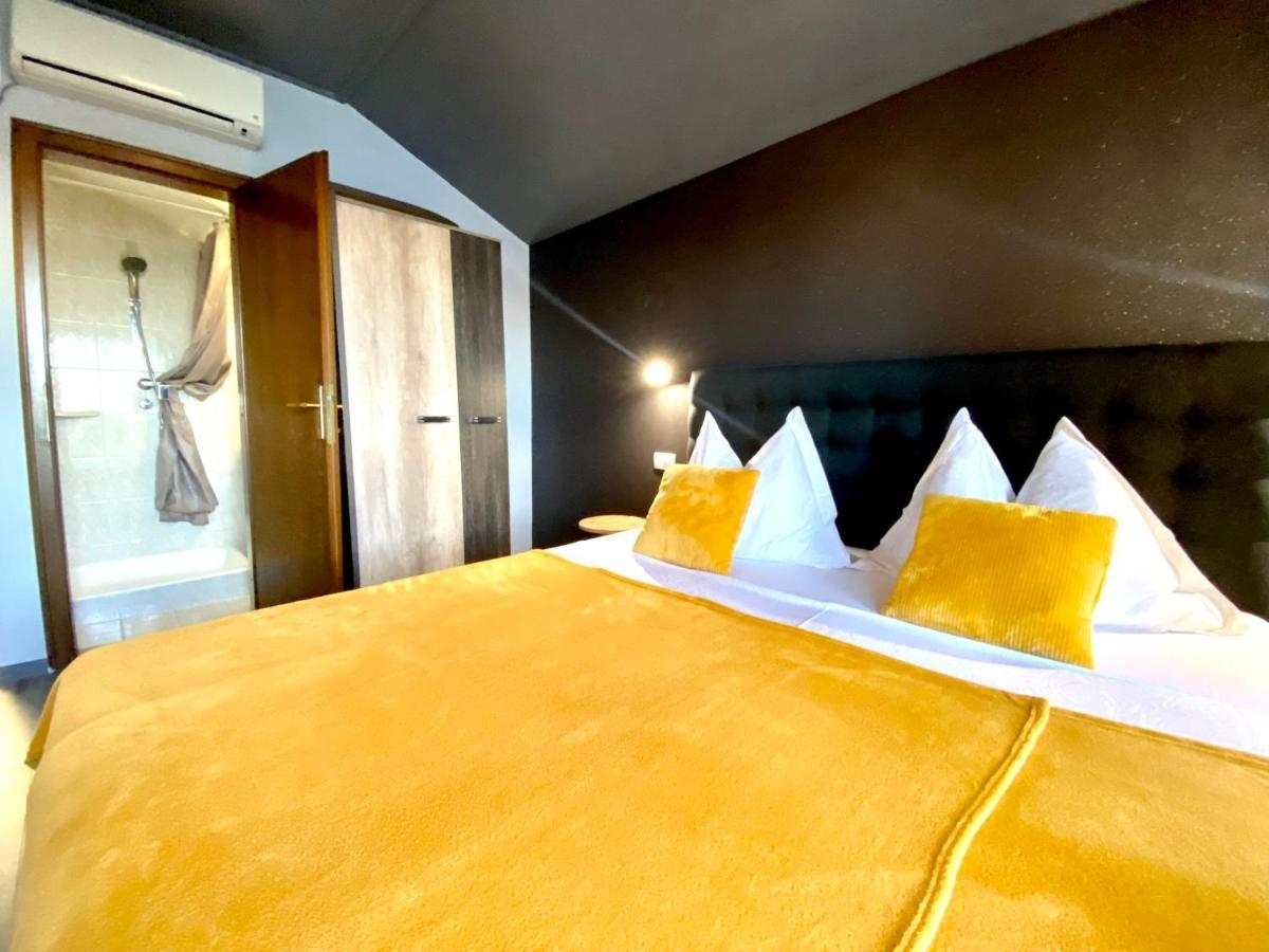 Apartements And Rooms Next To The Sea - Belveder Rab Supetarska Draga Esterno foto