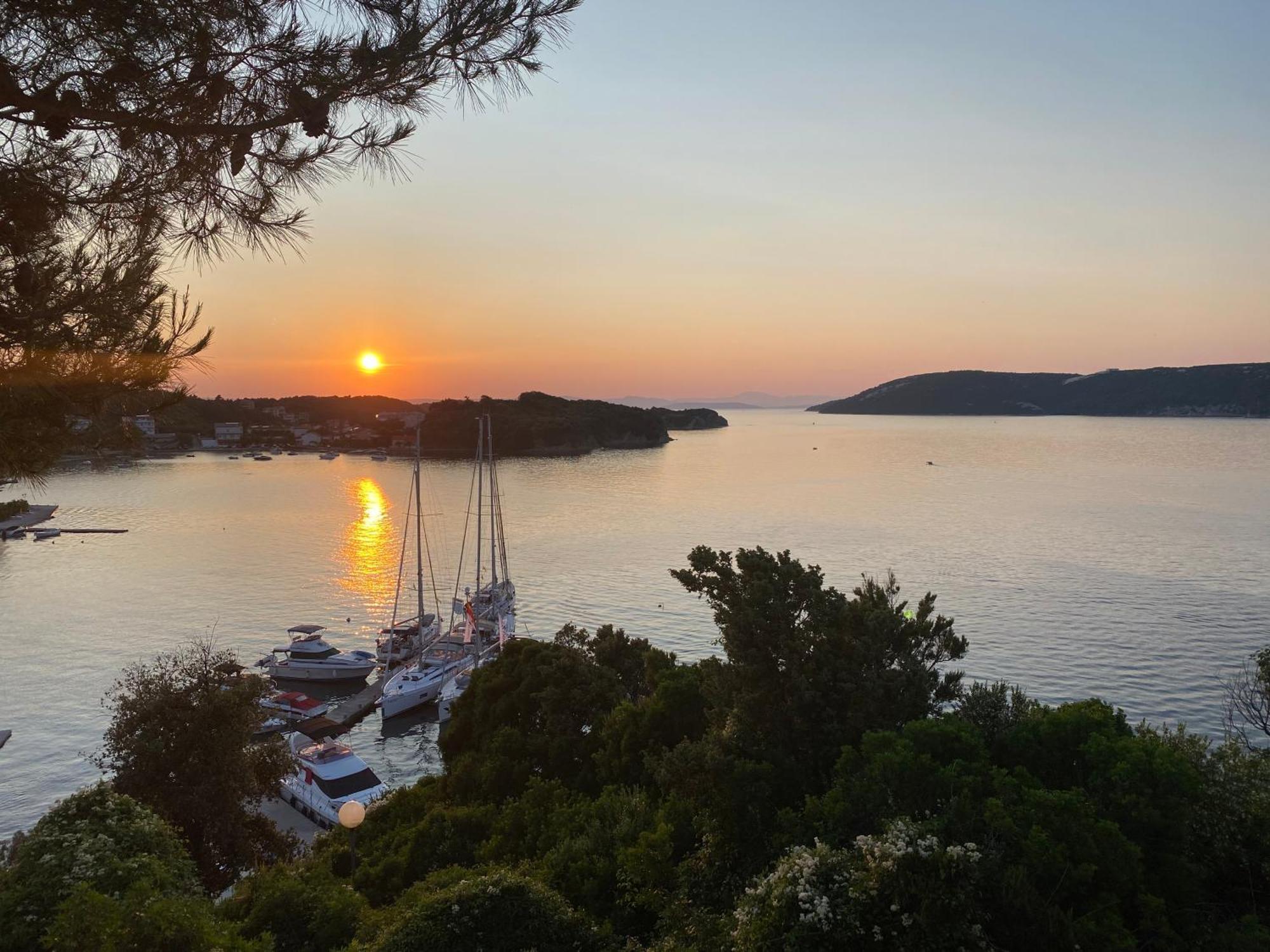 Apartements And Rooms Next To The Sea - Belveder Rab Supetarska Draga Esterno foto